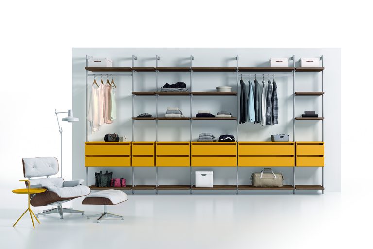 Vestidor metálico amarillo madera perchas diseño a medida barcelona