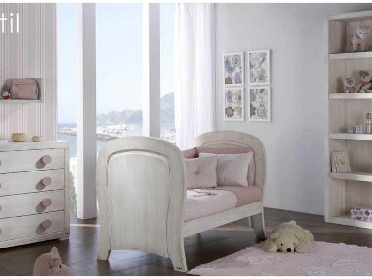 Un dormitorio infantil con temática rosa y blanca. La habitación cuenta con una cama con ropa de cama rosa, una cómoda con detalles en rosa, una estantería con juguetes y arte en la pared. Un osito de peluche yace sobre una alfombra en el suelo de madera. Los grandes ventanales ofrecen una vista panorámica del exterior.