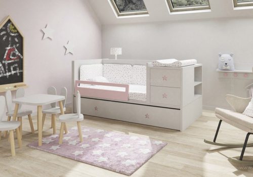 Una acogedora habitación infantil con una combinación de colores blanco y rosa. Cuenta con una cama con ropa de cama con estampado de estrellas y una barandilla lateral de seguridad, una mesa pequeña con sillas, una mecedora y una alfombra con estampado de estrellas. También se ve una pizarra con dibujos y decoraciones de estrellas en las paredes.